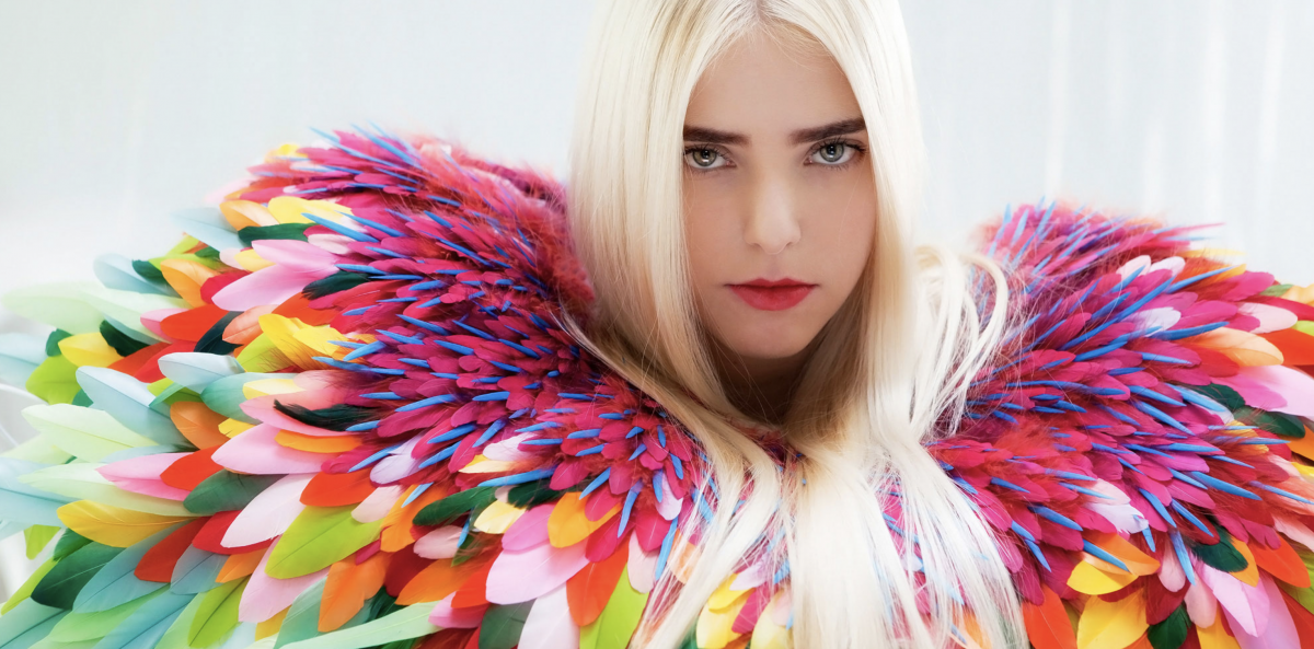 Nelly Saunier : La Maestria de l’Art Plumassier au Service du Luxe