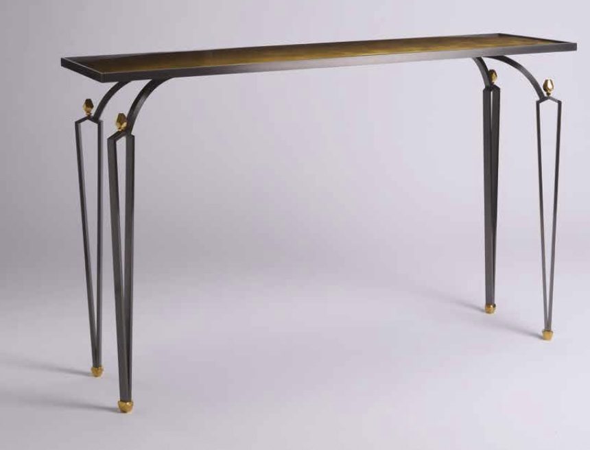 Plateau en laiton patiné en dégradé. Finition vernis brillant Acier finition canon de fusil brillant Sabot en laiton brossé & vernis Antoine Dariule