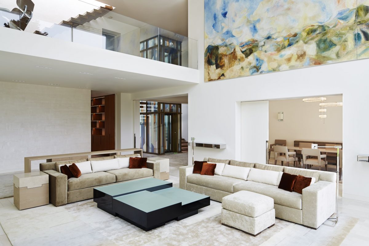 Elliott Barnes : l’Élégance du Détail et la Poésie des Matériaux