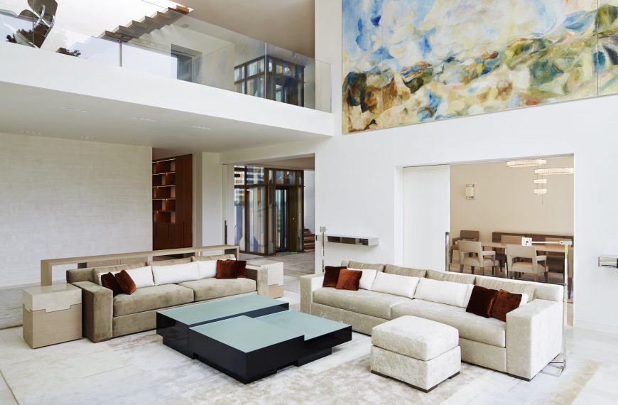 Elliott Barnes : l’Élégance du Détail et la Poésie des Matériaux