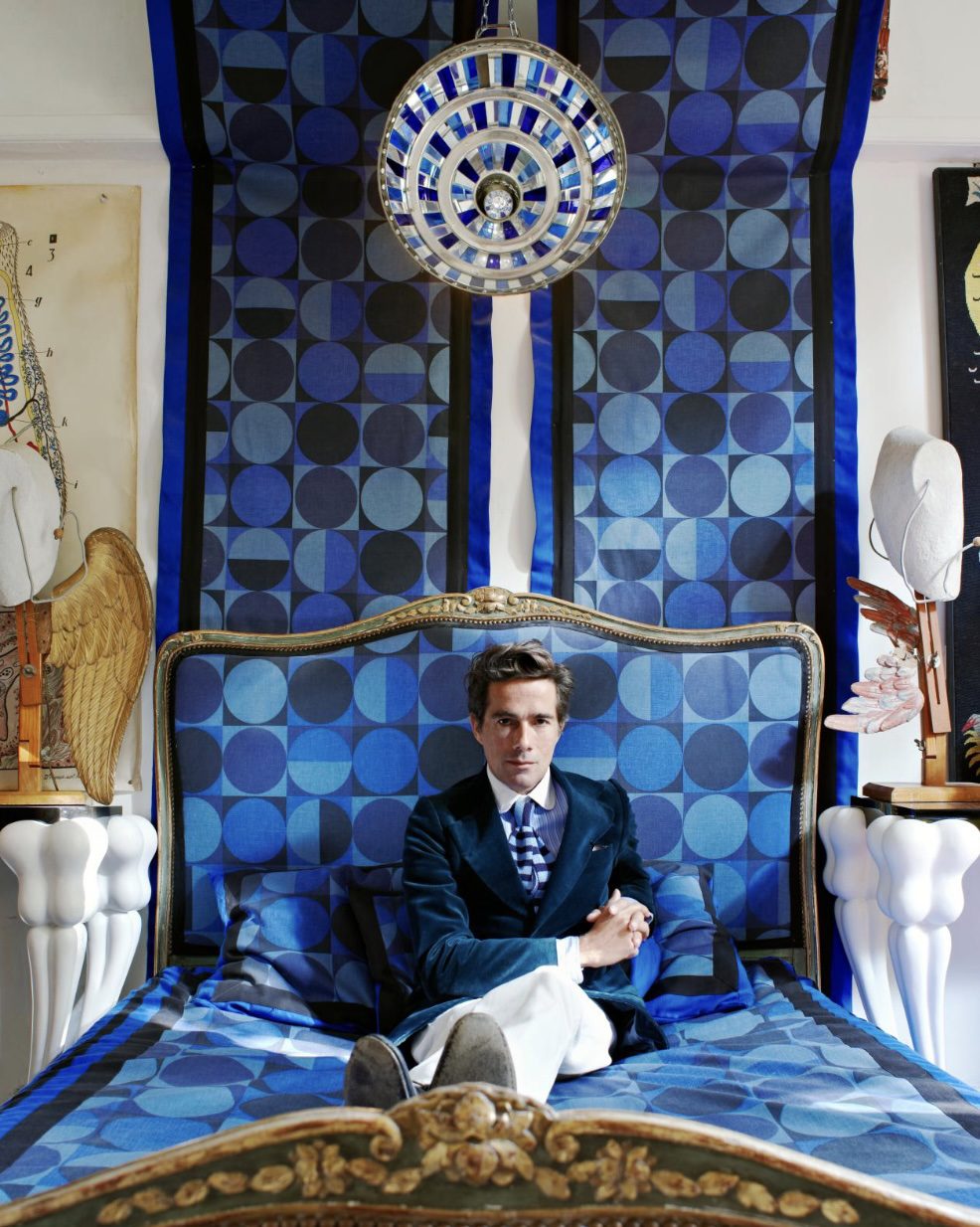 Vincent Darré, décorateur d'intérieur dans le lit dessiné par lui