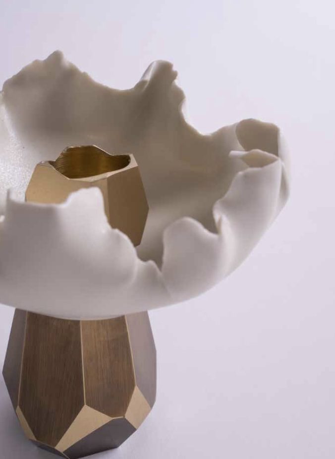 atelier métal artiste hybrid Antoine Dariule Laiton vernis, porcelaine. Facettes patinées et brossées.