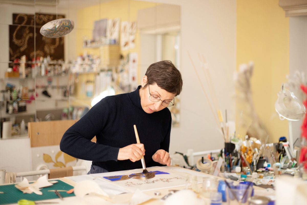 Artiste HybridArt explorant la fusion entre art contemporain et artisanat d’excellence