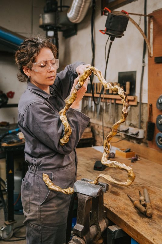 artist in her workshop, Laura Demichelis, bronze artist