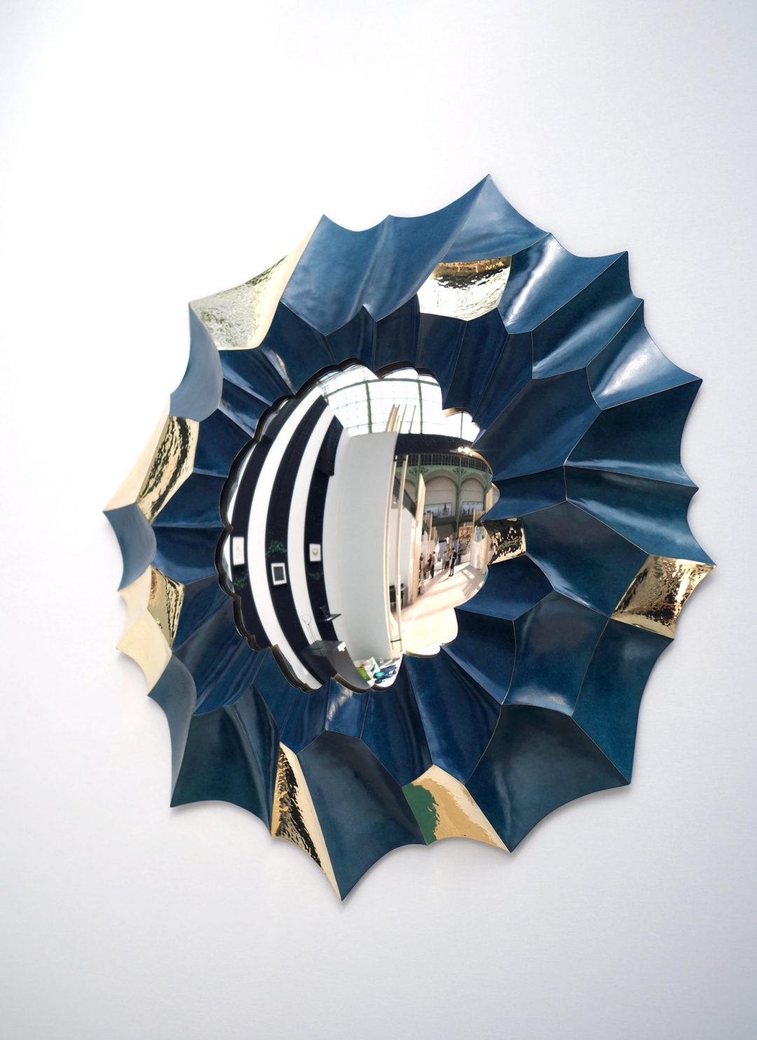 miroir avec un cadre en laiton patiné, Ryo Hikosaka 