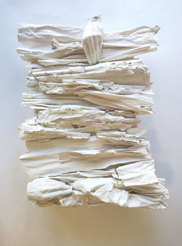 Main douce, sculpture en porcelaine de Limoges, art contemporain, Dora Stanczel 