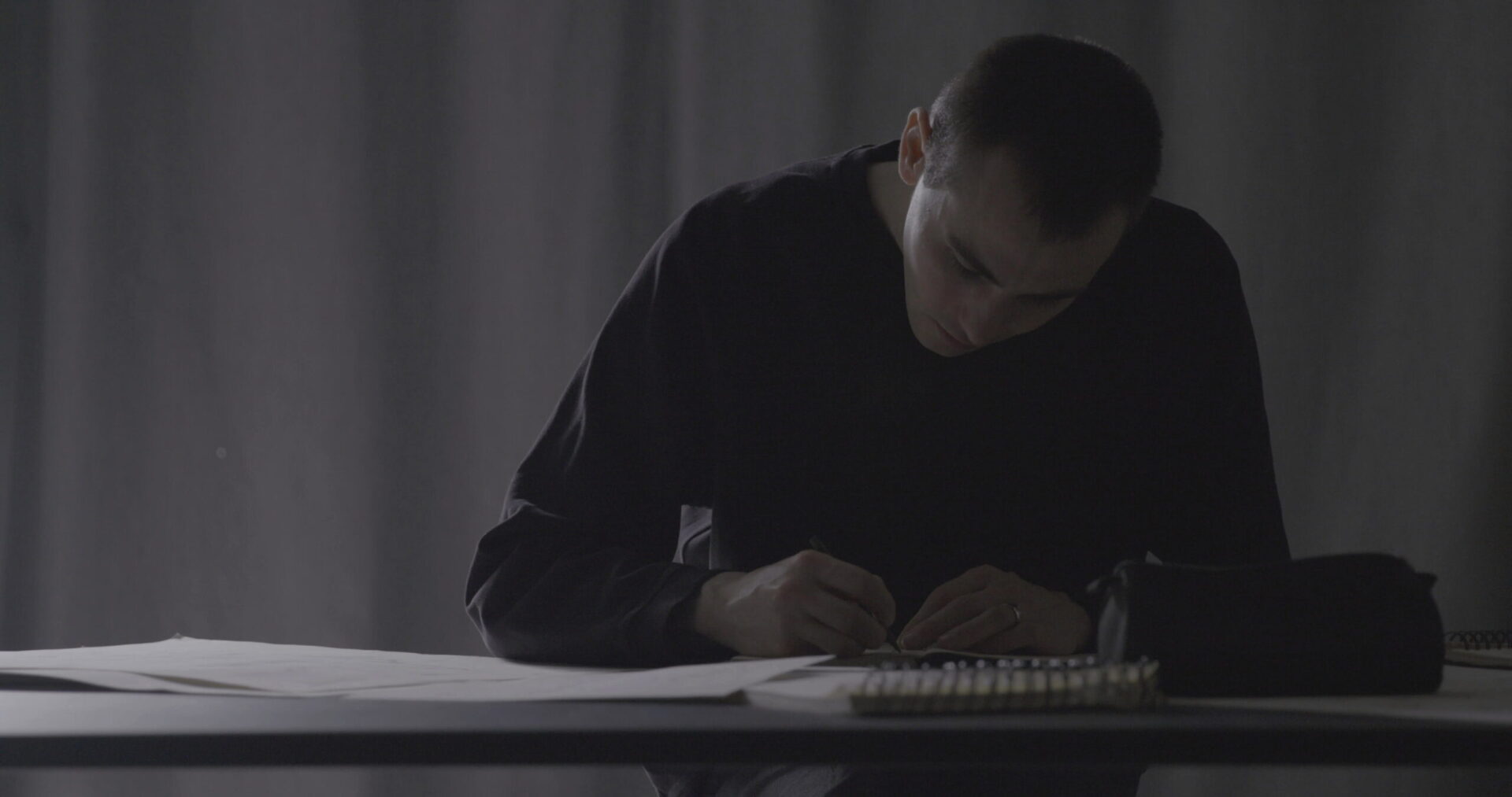 portrait William Guillon at his workshop by Maison Mouton Noir